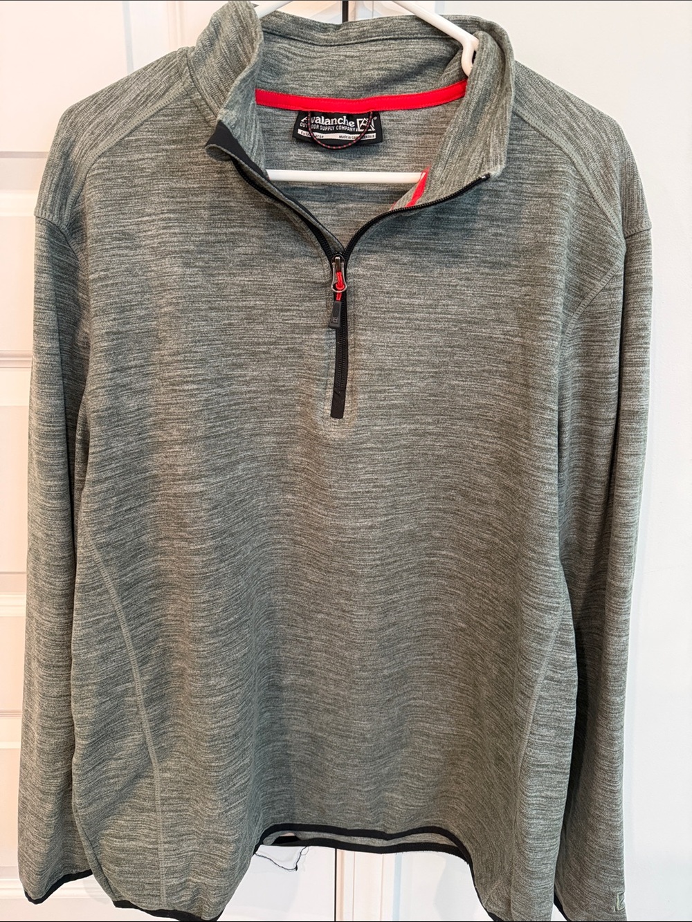 Avalanche Outdoor Company Men’s Gray Quarter-Zip Pullover with Red Trim Size XL